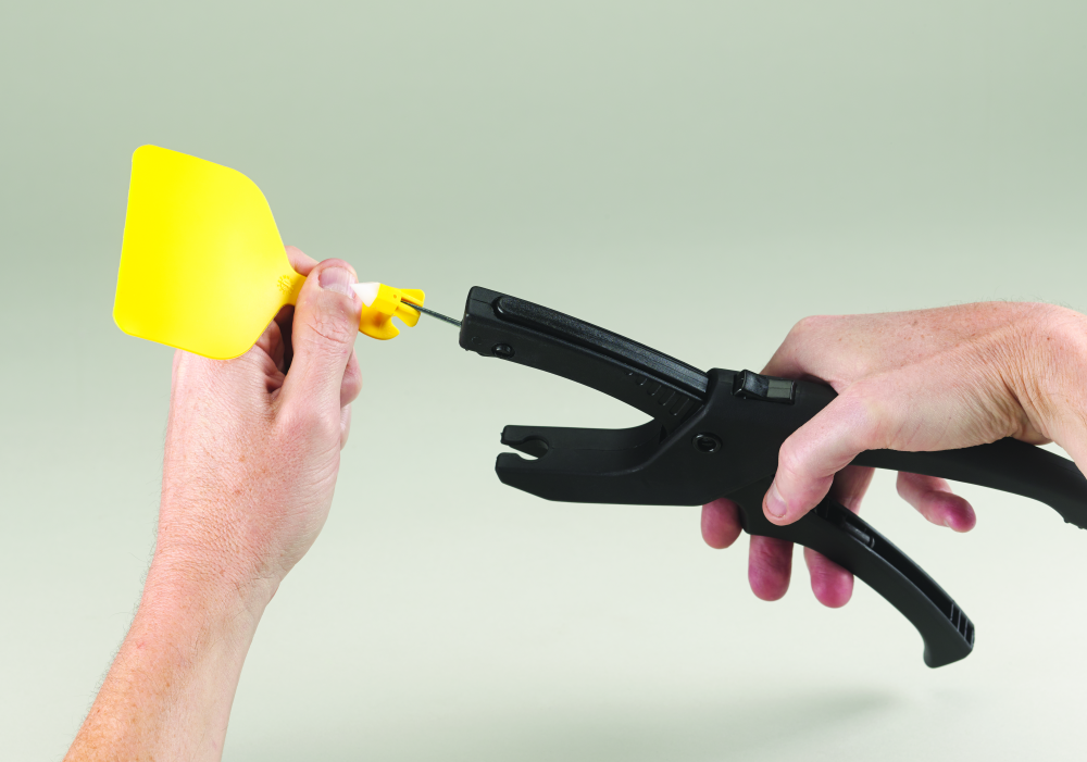 Z-Tags No Snag Tagger — One-Piece Cattle Ear Tag Applicator Tool